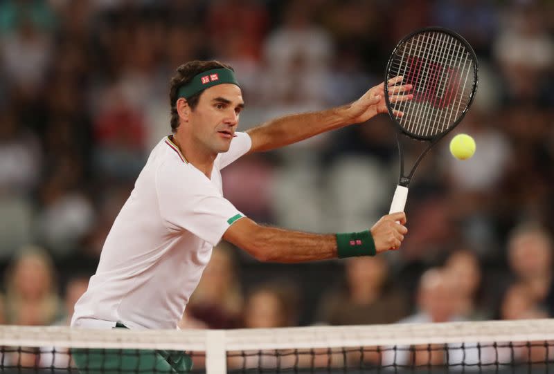 FOTO DE ARCHIVO: El suizo Roger Federer contra el español Rafael Nadal, en Sudáfrica, el 7 de febrero de 2020