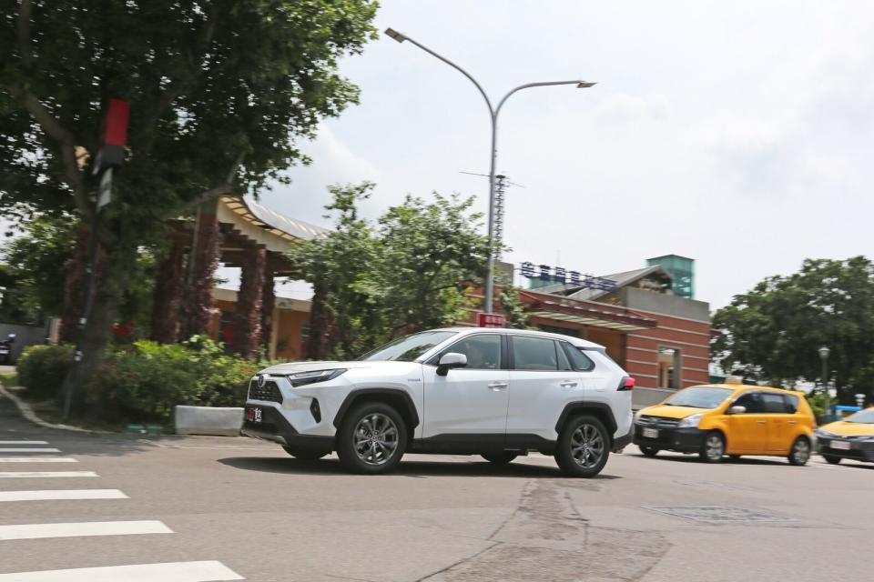 RAV4 Hybrid會依據行駛需求自行調配油、電動力輸出，整體加速反應則以平順為主。