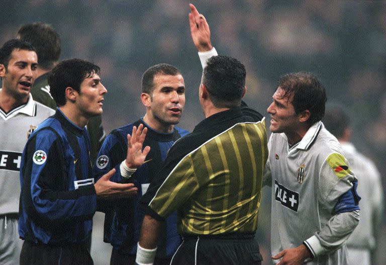 Se paraliza Italia, el clásico Inter vs. Juventus. ¿Los capitanes? Zanetti y Antonio Conte, un duelo que se repitió durante muchos años en el calcio; juntos acaban de conseguir otro scudetto en otras funciones 