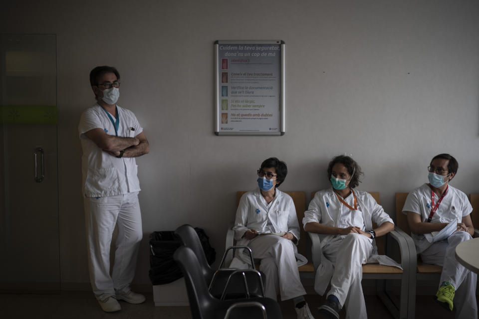 Trabajadores de salud se reúnen para analizar los procedimientos de atención a los enfermos de COVID-19 en el hospital Germans Trias i Pujol en Badalona, Barcelona, España, el miércoles 1 de abril de 2020. (AP Foto/Felipe Dana)