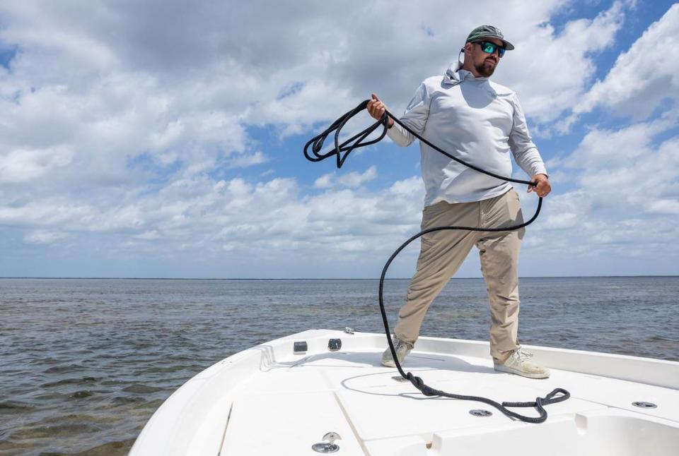 Jon-Paul Haydocy, biólogo de campo de Audubon Florida, pilotea su barco en la bahía de la Florida, el martes 23 de abril de 2024.