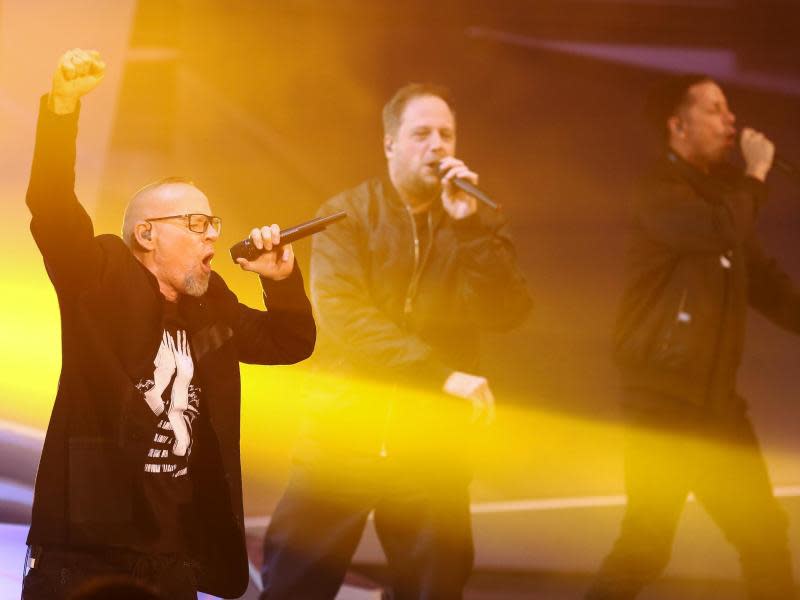 Thomas D (l-r), Smudo und Michi Beck bei «Wetten, dass..?" in Nürnberg. Foto: David Ebener