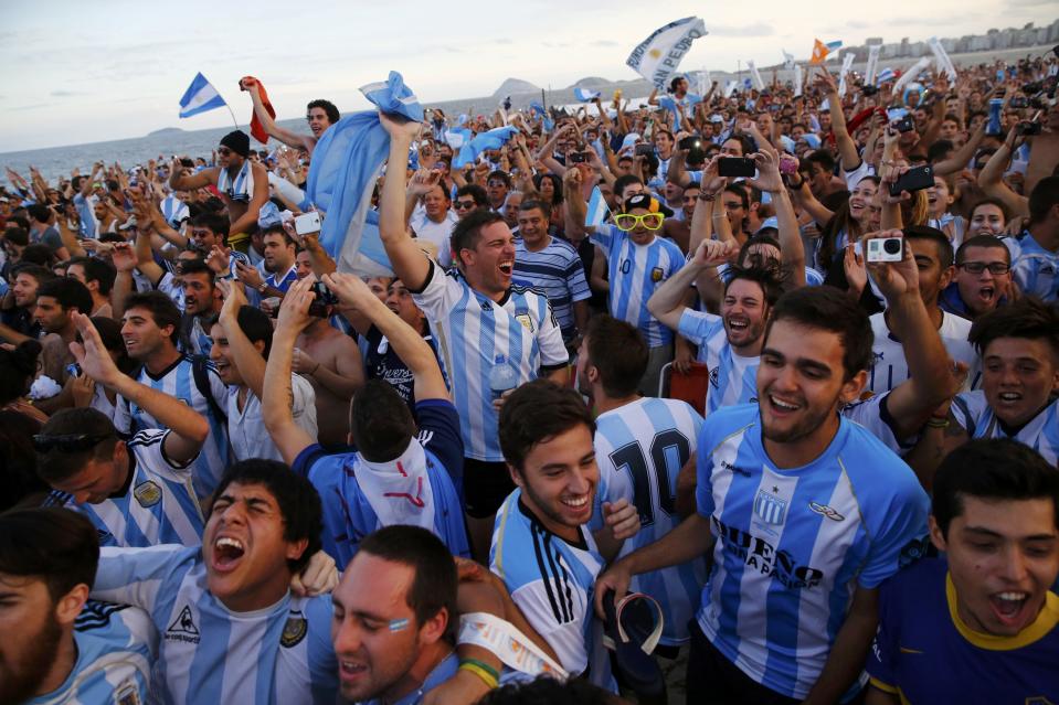 Argentina soccer fans react as they watch a broadcast of the 2014 World Cup semi-final between Argentina and the Netherlands at Copacabana beach in Rio de Janeiro, July 9, 2014. REUTERS/Jorge Silva