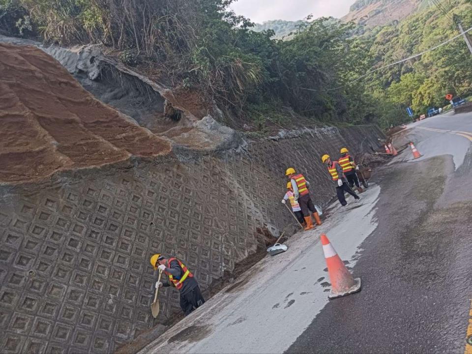 0403地震後，中分署營建班學員自主投入南投仁愛鄉災後重建，學員協助清理落石及路面周邊危險物品。（圖：中彰投分署提供）