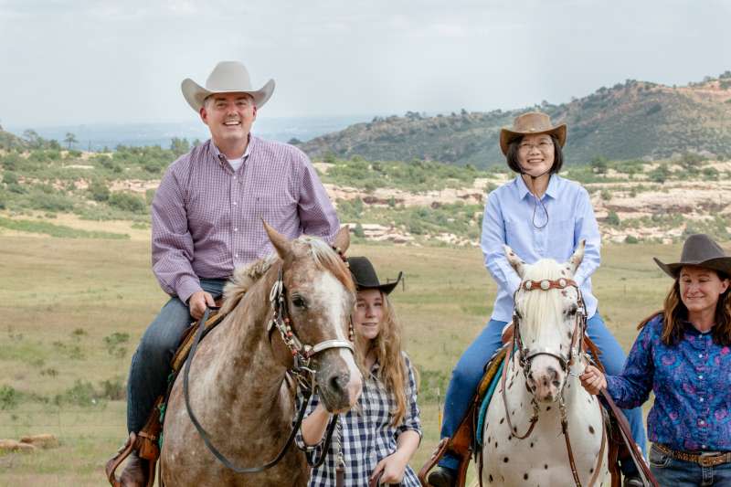 2019年7月20日， 「自由民主永續之旅」，蔡英文總統與參議員賈德納（Cory Gardner）騎馬體驗美國西部風情（總統府）