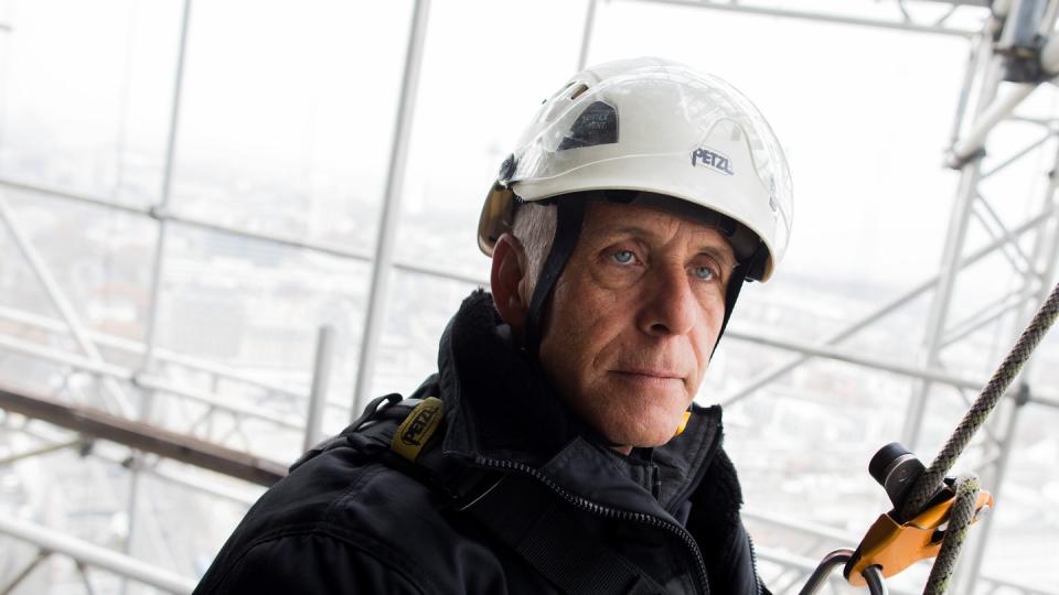 Ein Job in luftiger Höhe: Wolfgang Schmitz auf einem Gerüst des Nordturms der Kathedrale. Foto: Rolf Vennenbernd