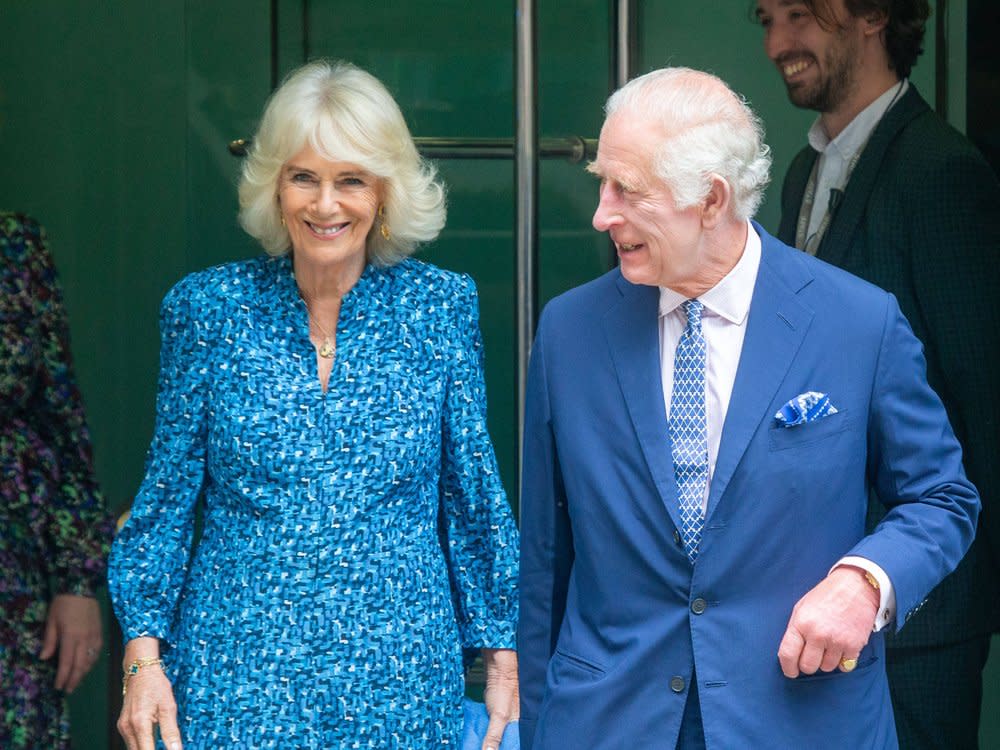 König Charles und Königin Camilla setzten bei ihrem Besuch der Royal Academy of Dramatic Art ganz auf die Farbe Blau. (Bild: imago/ZUMA Press Wire)
