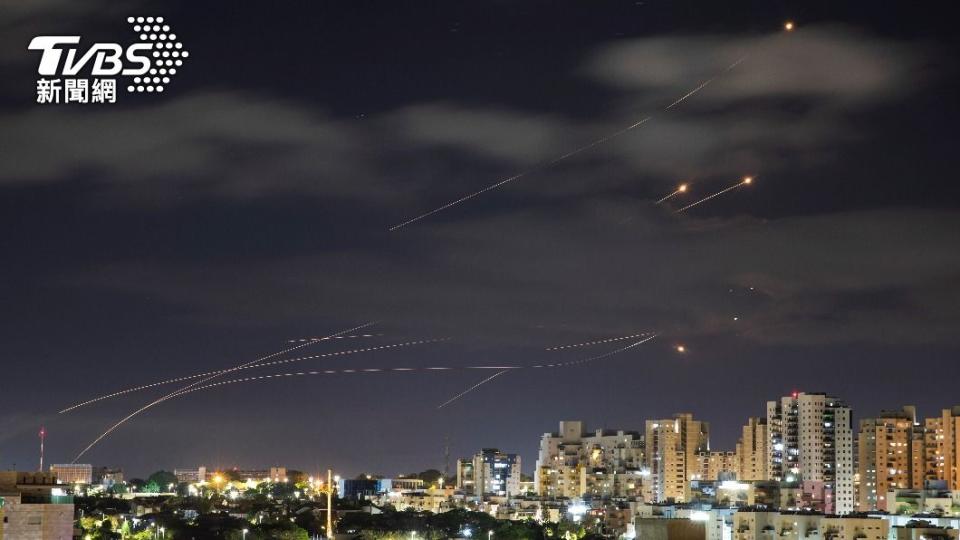 以色列採用「鐵穹」反飛彈系統攔截來自哈瑪斯的火箭砲攻擊。（圖／達志影像路透社）
