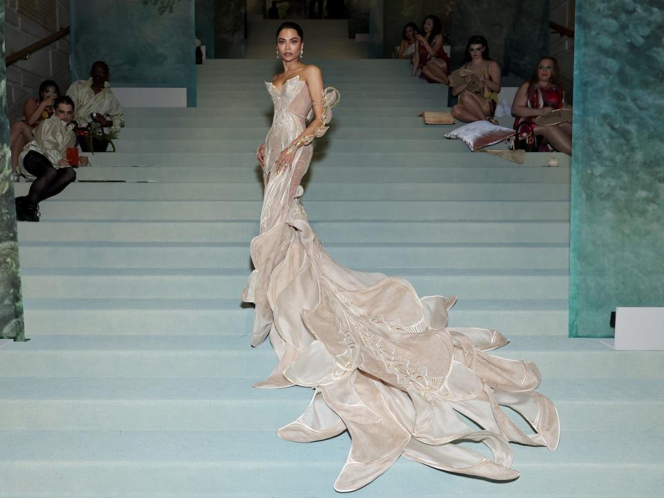 Mona Patel walks up the steps at the Met Gala 2024.