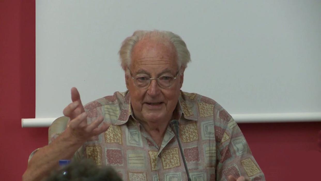 José Manuel Naredo durante una ponencia en la Universidad de Valladolid. <a href="https://www.youtube.com/watch?v=t2wN-rfC8Ys&list=PLCBUsQ9_kZmqj3LrxcuwGw48EcKuW7UvQ&t=1s" rel="nofollow noopener" target="_blank" data-ylk="slk:AreacooperacionUVa;elm:context_link;itc:0;sec:content-canvas" class="link "> AreacooperacionUVa</a>