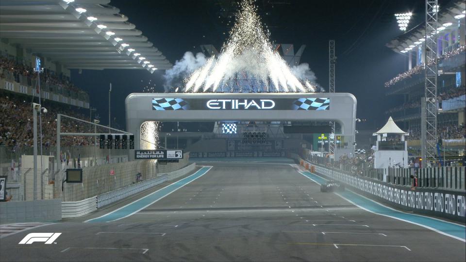 C’est fini à Abu Dhabi ! Hamilton signe une dernière victoire éclatante sur l’asphalte émirati. Sa 11è de la saison - record personnel égalé -, et la 84è de sa carrière. Le sextuple champion du monde se rapproche encore un peu plus de la légende Michael Schumacher. Verstappen et Leclerc l’accompagnent sur le podium. Derrière, Gasly, 18è, laisse malheureusement la 6è place du championnat du monde à Sainz (10è).