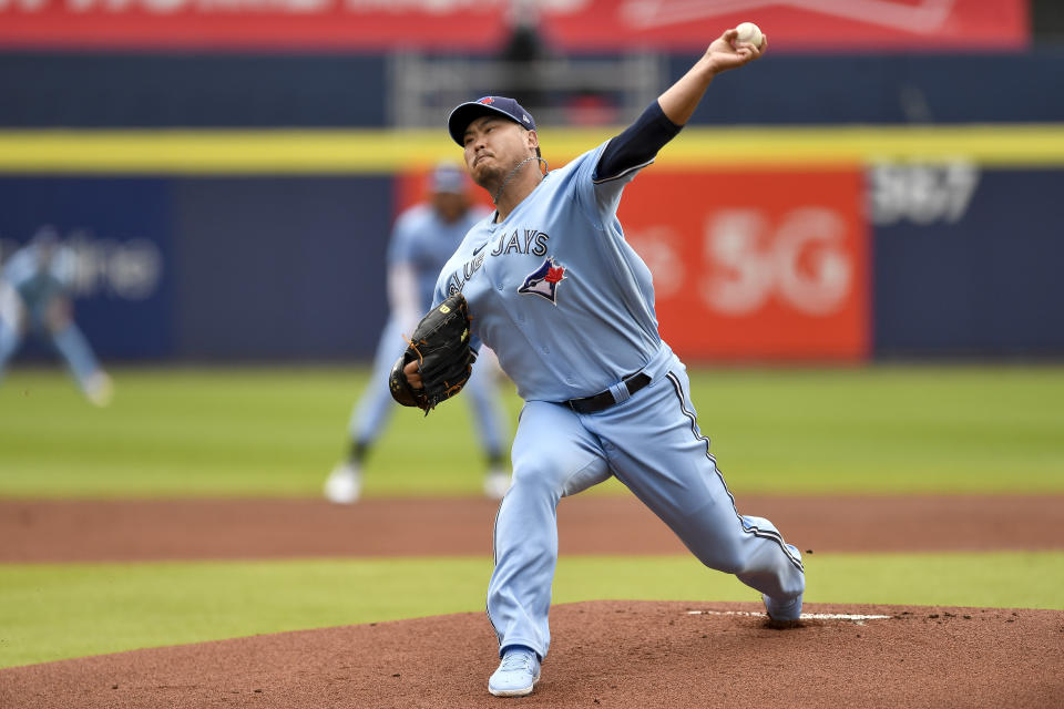 El pitcher abridor de Azulejos de Toronto Hyun Jin Ryu lanza frente a Rangers de Texas durante la primera entrada del juego de beisbol, el primero de la doble cartelera en Buffalo, N.Y., el domingo 18 de julio de 2021. Ryu consiguió la tercera blanqueda de su carrera. (AP Foto/Adrian Kraus)