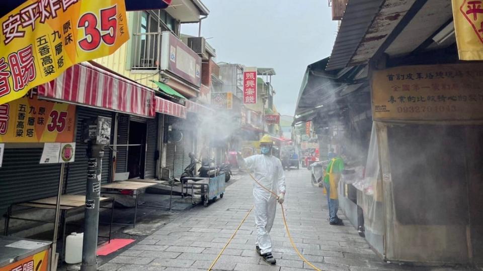 日前台南街頭出現足跡進行清消。（圖／翻攝自黃偉哲臉書）