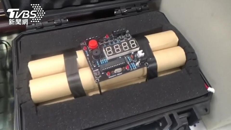 警方查扣一枚擬真的玩具炸彈。（圖／TVBS）