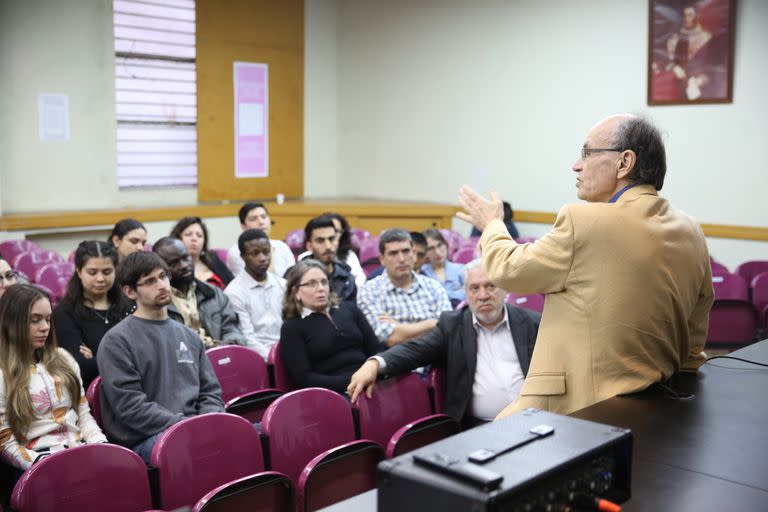 Thomas Südhof, premio Nobel de Medicina 2013, en plena charla con investigadores jóvenes en la Facultad de Farmacia y Bioquímica de la UBA