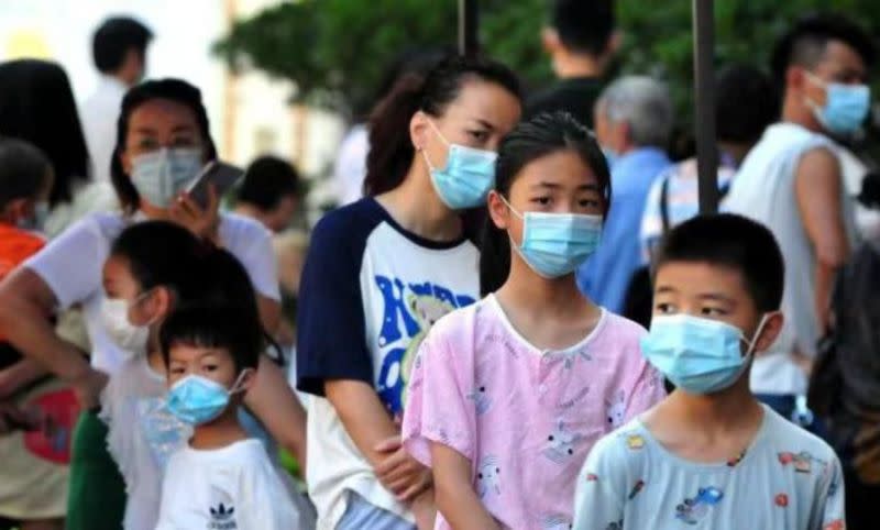 ▲中國福建省近日爆發新冠本土疫情，還波及多所學校。圖為本月13日仙遊縣的學童排隊做檢測。（圖／翻攝自中新網）