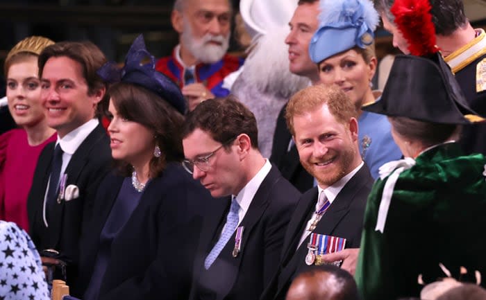 El príncipe Harry con sus primas en la misa