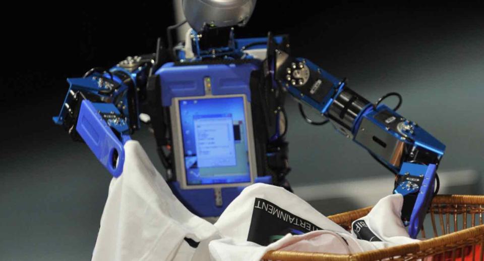 Un robot Aero-Blue recoge una prenda para doblarla en una concentración robótica en Tokyo. (Créditos: Getty Images).
