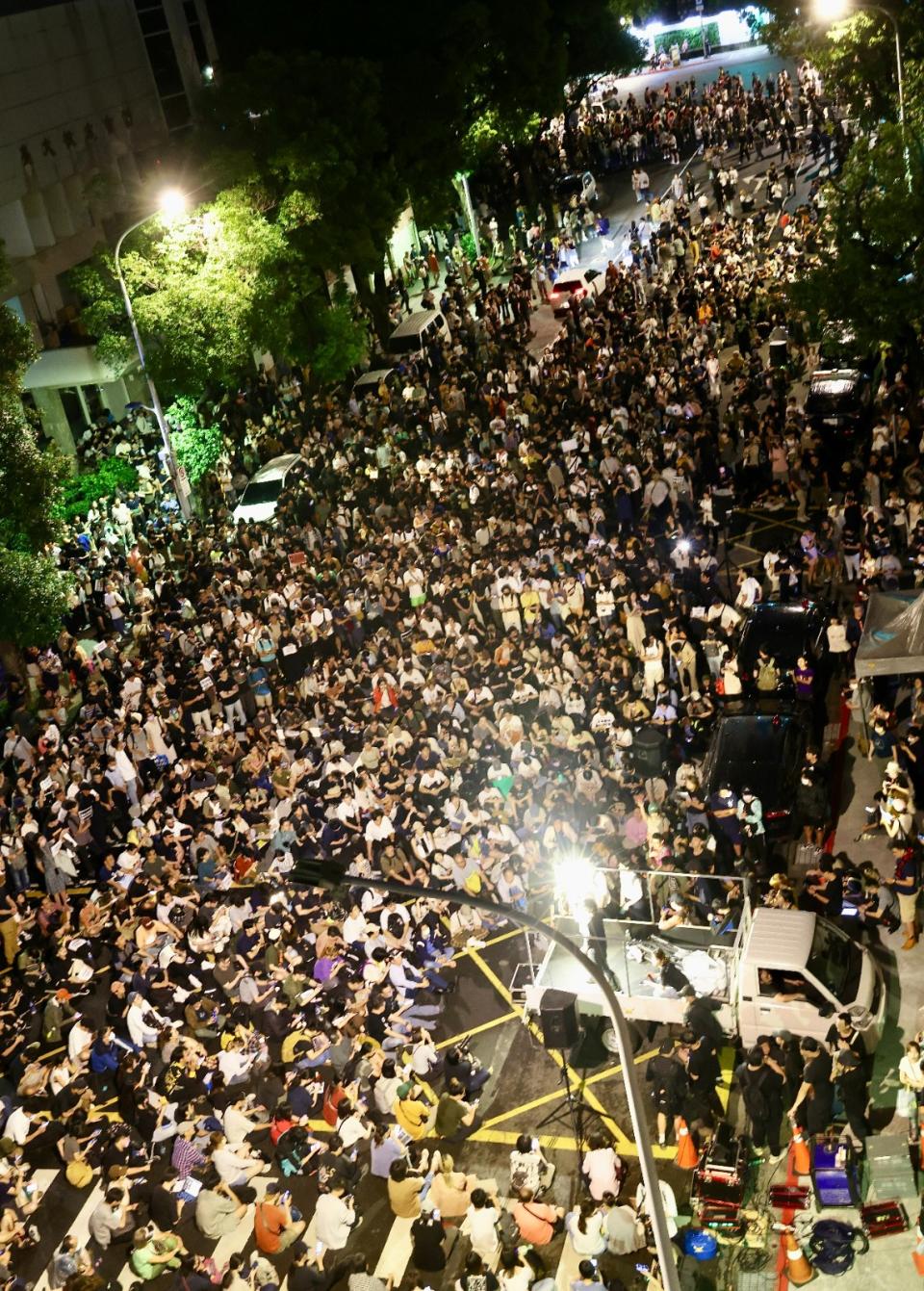 5月21日深夜民眾聚集立法院濟南路上。廖瑞祥攝