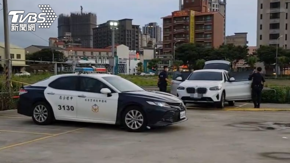 嫌犯將屍體塞進轎車後車廂。（圖／TVBS資料畫面）