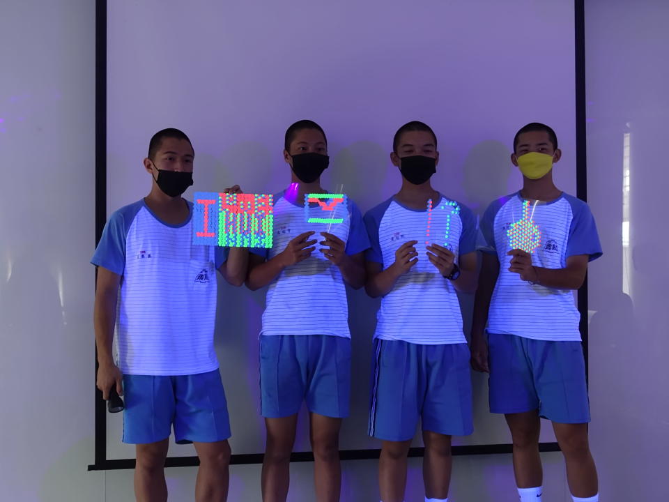 新泰國中學生創作螢光emoji表情符號傳達秘密訊息