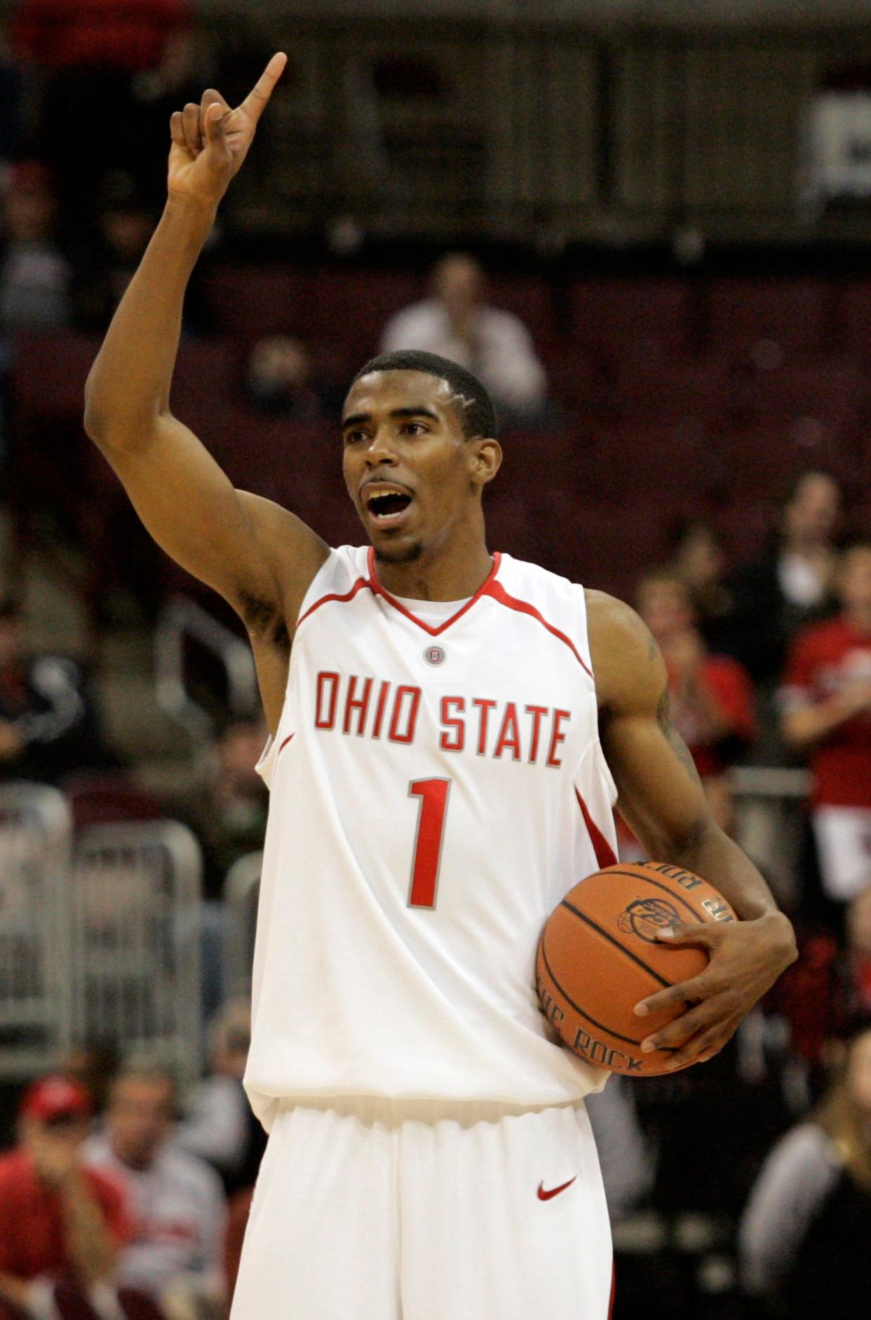 (OSUMEN12 Baptist Cairns 11/11/06) Ohio State freshman guard Mike Conley calls out the play to the offense against Loyola on Nov. 11, 2006. (Adam Cairns / Columbus Dispatch)