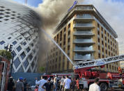 L'edificio di Zaha Hadid in fiamme (AP Photo/Fadi Tawil)