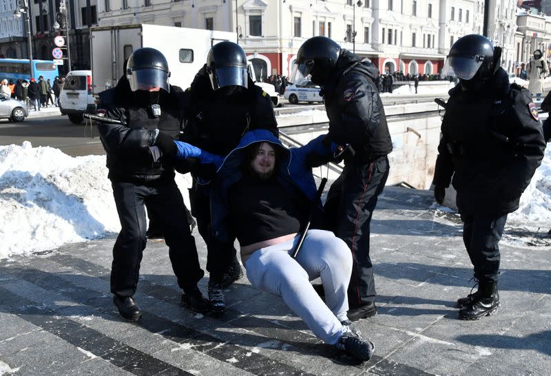 Agentes de policía detienen a un hombre durante una protesta en apoyo del opositor ruso Alexei Navalny en Vladivostok