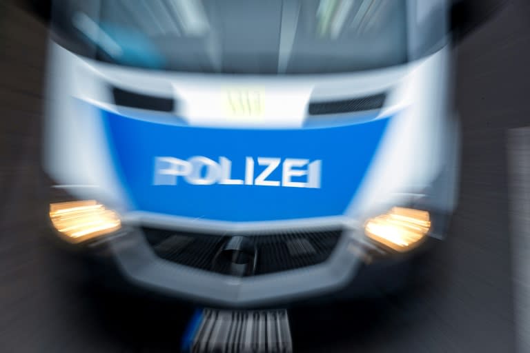 Mit riskanten Fahrmanövern ist ein 14-Jähriger in Niedersachsen wiederholt der Polizei davongefahren. Der Jugendliche stahl das Auto von einem Verwandten, wie die Polizei in Verden berichtete. (Odd ANDERSEN)