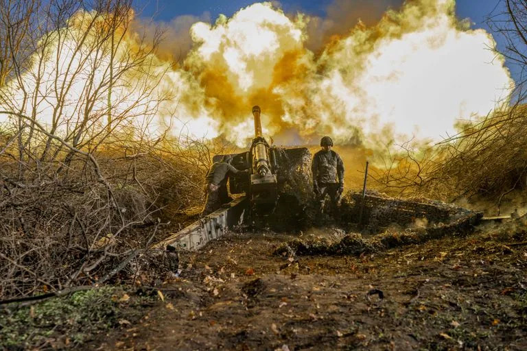 Un soldado ucraniano de una unidad de artillería dispara hacia las posiciones rusas en las afueras de Bajmut el 8 de noviembre de 2022, en medio de la invasión rusa de Ucrania.