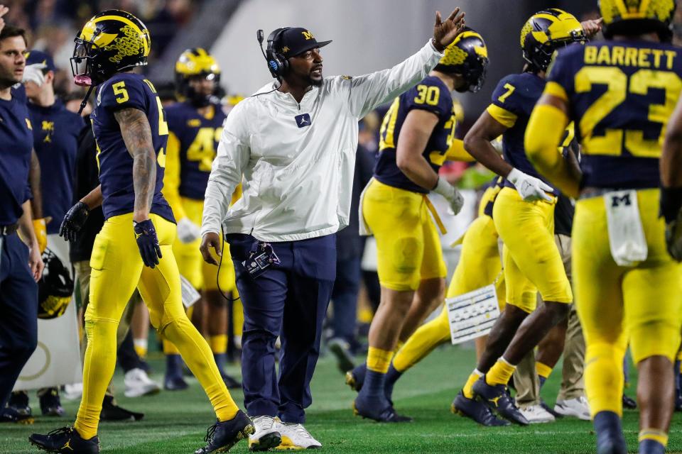 Michigan co-defensive coordinator Steve Clinkscale talks to players at a timeout against TCU during the second half at the Fiesta Bowl at State Farm Stadium in Glendale, Ariz. on Saturday, Dec. 31, 2022.