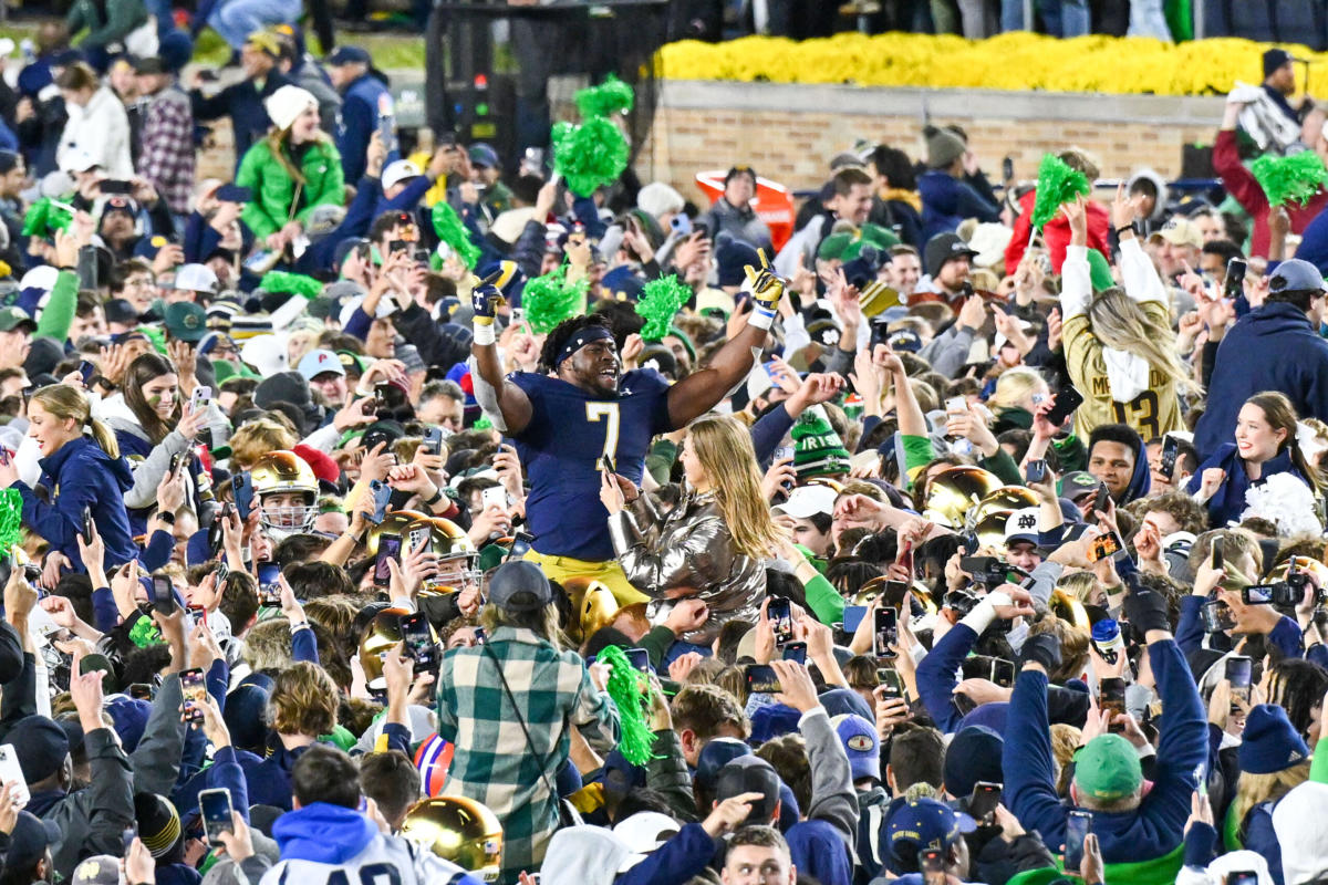 Notre Dame Fighting Irish Fans Welcome Sign