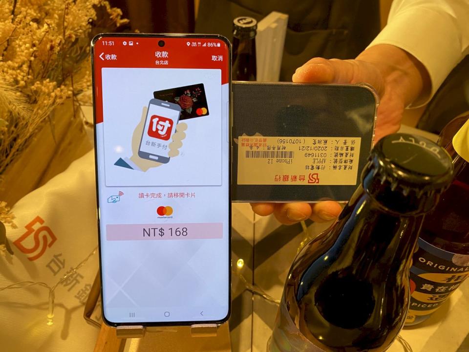 國際發卡組織萬事達卡(Mastercard)攜手國內銀行推出手機就是刷卡機，並於21日宣布於台灣正式上路。(圖／陳林幸虹 攝)
