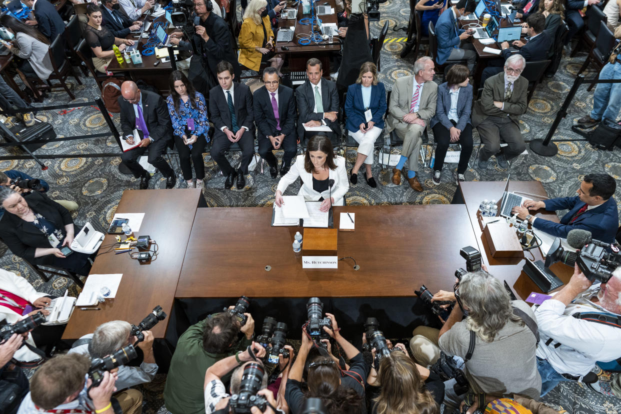 Cassidy Hutchinson, quien trabajó con el jefe de personal del expresidente Donald Trump, vuelve a testificar ante la comisión de la Cámara de Representantes que investiga el ataque del 6 de enero en el Capitolio, en Washington, el 28 de junio de 2022. (Doug Mills/The New York Times)