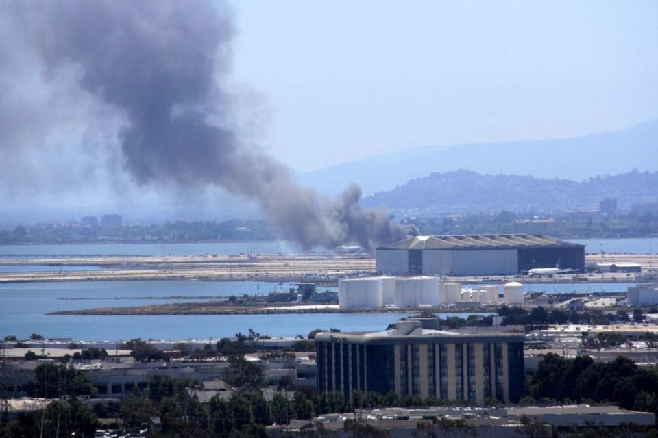 <a href="https://twitter.com/mgescuro/status/353589605884383232" target="_blank">Picture of large gray smoke plume</a> via @mgescuro on Twitter