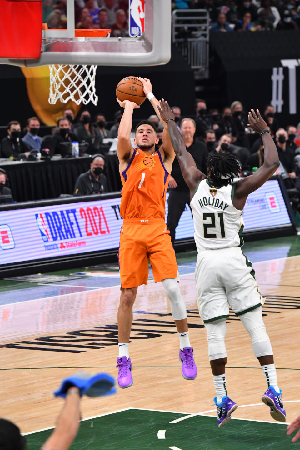 太陽的Devin Booker（左）依然狀態大勇。