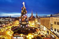 <p>Mit seinen 45 Metern Höhe ist er einer der größten Weihnachtsbäume der Welt: der Christbaum am Hansaplatz in Dortmund. Natürlich besteht dieses spezielle Exemplar nicht nur aus einem einzelnen Baum, sondern wird aus rund 1700 Fichten zusammengesetzt. Faszinierend ist der Dortmunder Patchwork-Baum allemal, denn er wiegt rund 30 Tonnen und nimmt eine Fläche von 18×18 Metern ein. (Bild: ddpimages) </p>