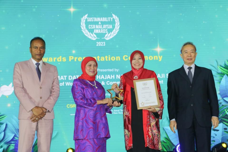 YSD CEO Yatela Zainal Abidin (centre) receiving the 'Foundation of the Year' award from Women, Family, and Community Development Minister Datuk Seri Nancy Shukri (second from left). — Picture courtesy of Yayasan Sime Darby