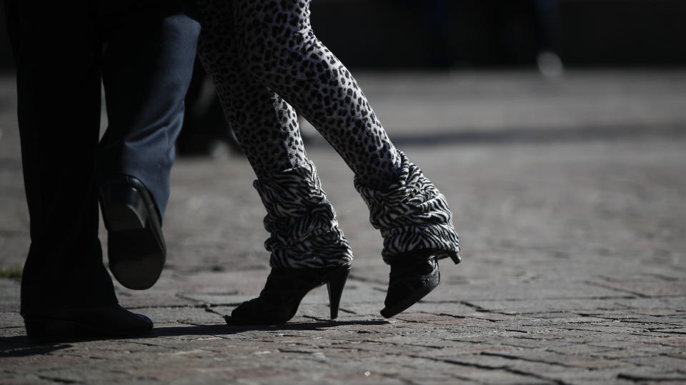 ARCHIVO - En esta foto de archivo del 29 de mayo de 2021, una pareja baila tango en protesta para exigir que se les permita bailar en espacios abiertos durante el cierre por la pandemia de COVID-19 en Buenos Aires, Argentina. (AP Foto/Natacha Pisarenko, Archivo)