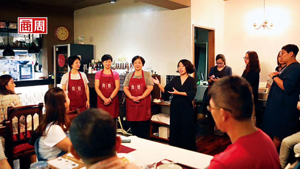 介紹今日大廚是每次開飯前，食憶創辦人陳映璇（左7）必做的事，介紹主廚，也告訴食客