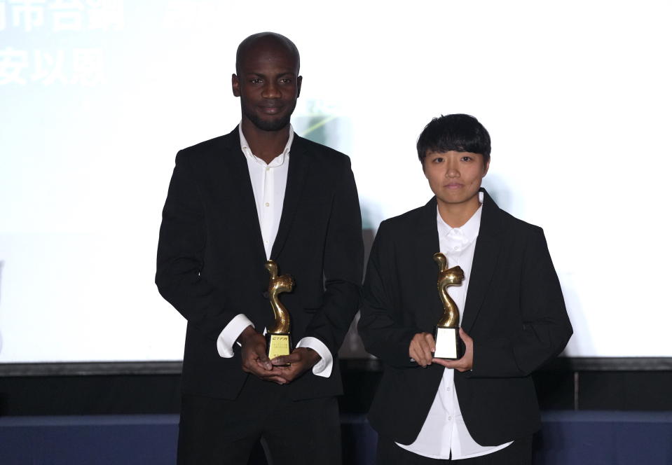 台灣企甲和木蘭聯賽的「新台灣人」安以恩（左）、劉千芸（右），分別獲得聯賽的年度最佳球員。（李宇政攝）