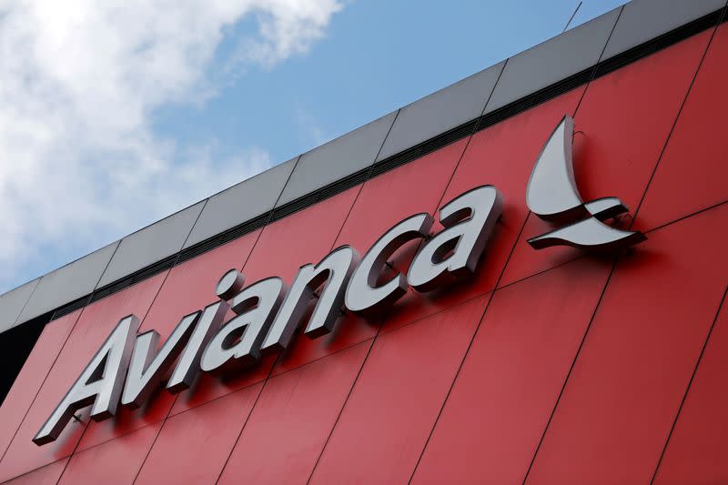 Foto de archivo. El logotipo de la compañía de aviación Avianca se ve en el edificio de la sede en Bogotá