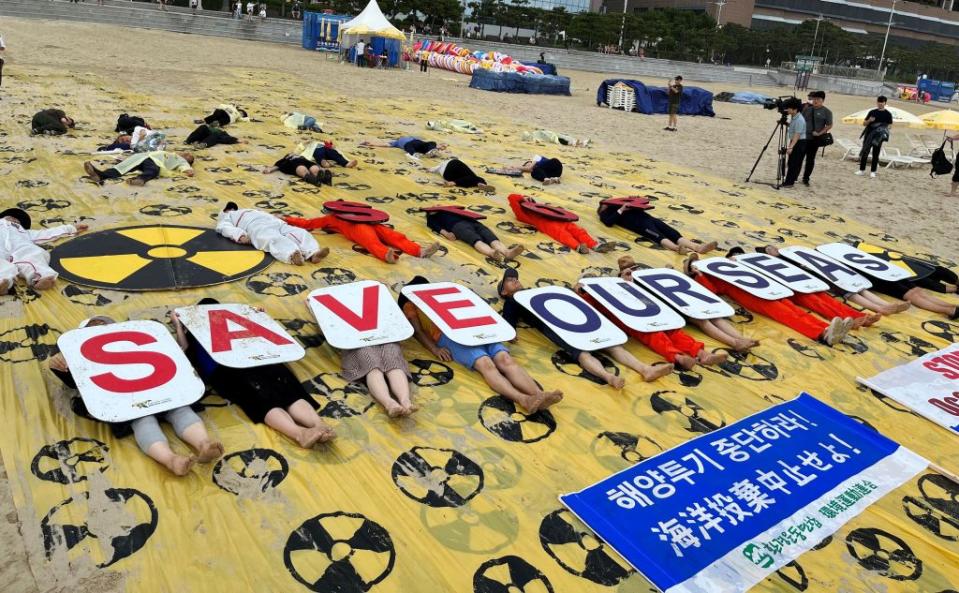 福島核汙染水處理後排海，引爆韓國朝野激烈對抗。圖為南韓釜山抗議日本排放核廢水行動。（路透）