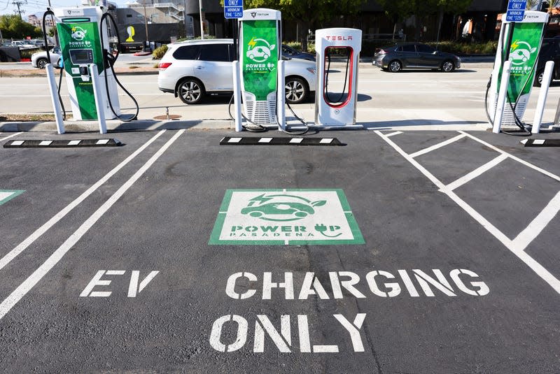 Agreements between major automakers and Tesla are set to massively expand access to electric vehicle charging across North America. - Photo: Mario Tama (Getty Images)