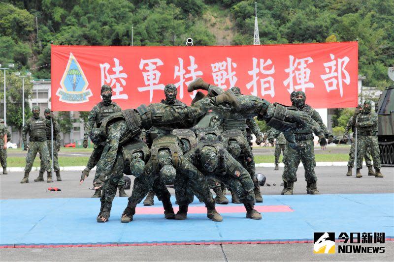 ▲陸軍特指部在八軍團隊慶活動中，震撼的綜合格鬥戰技操演，為活動帶來高潮。（圖／記者莊全成攝）