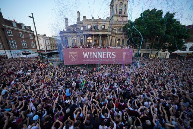 West Ham fans ecstatic as squad hosts victory parade to celebrate Europa  Conference League win, UK News