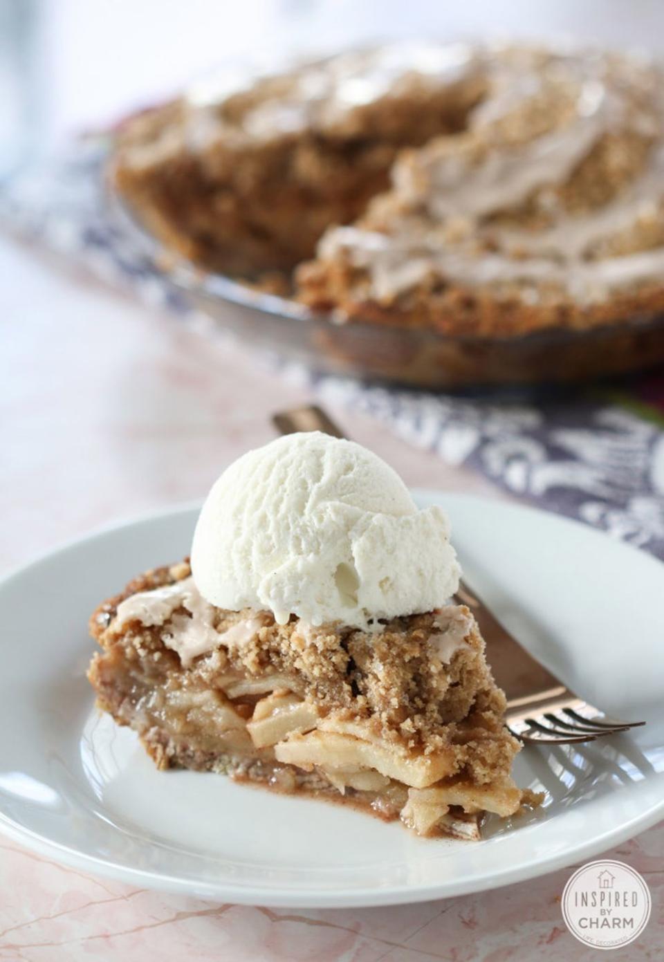 Cinnamon Roll Apple Pie