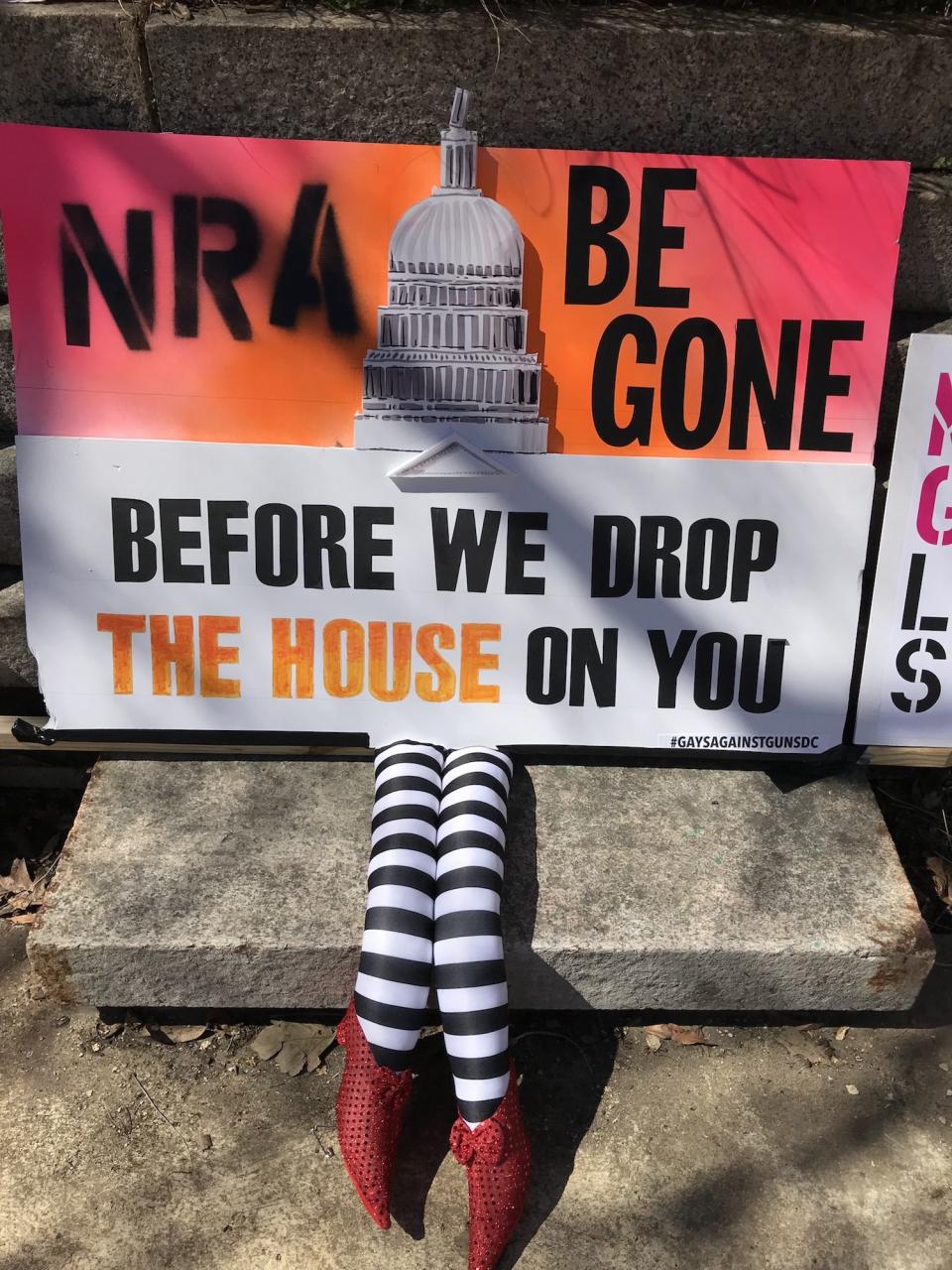 Uno de los ingeniosos carteles de los “Jóvenes contra las Armas” en Washington D.C. (Foto: Beth Greenfield para Yahoo Vida y Estilo)