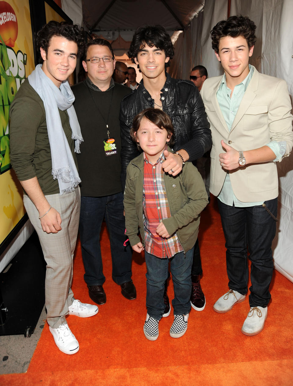 Kevin Jonas Sr. (second from left) poses with the Jonas Brothers and their younger sibling Frankie Jonas at the Nickelodeon's Kids' Choice Awards on March 28, 2009 in Westwood, California. (Photo: Kevin Mazur via Getty Images)