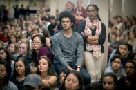 <p>Studenten und Studentinnen des St. Olaf College im US-Bundesstaat Minnesota versammeln sich in der Aula, um auf rassistische Übergriffe an ihrer Hochschule aufmerksam zu machen. (Bild: Elizabeth Flores/Star Tribune via AP) </p>